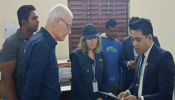 বগুড়ায় ভোটের সরঞ্জাম বিতরণ কার্যক্রম পরিদর্শন ইইউ প্রতিনিধি দলের