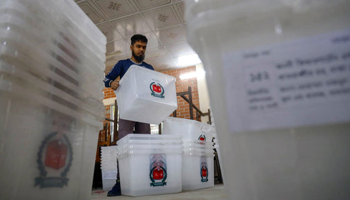 রাজশাহীতে বিকাল ৪টার মধ্যে শতভাগ ভোট কেন্দ্রের নির্বাচনি মালামাল বিতরণ সম্পন্ন