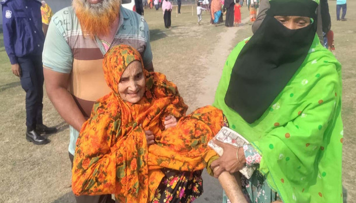 ছেলে বউয়ের কোলে চেপে ভোট দিলেন শতবর্ষী শুনাভান