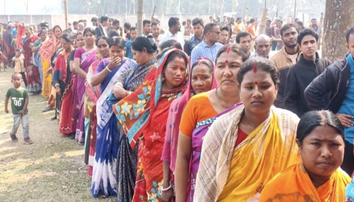 সংখ্যালঘু নয়, সক্রিয় নাগরিক-ঠাকুরগাঁওয়ের ভোটযুদ্ধে হিন্দু ভোটারদের দৃশ্যমান উপস্থিতি