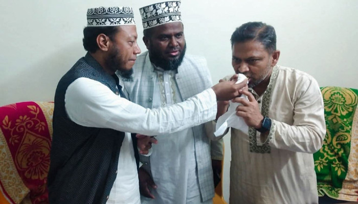 কুষ্টিয়া-৩ আসনে সৌজন্য সাক্ষাৎ: প্রতিদ্বন্দ্বী প্রার্থীর কার্যালয়ে মিষ্টি নিয়ে গেলেন আমির হামজা