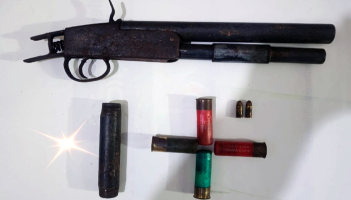 রাউজানে পরিত্যক্ত পাইপগানসহ আগ্নেয়াস্ত্র উদ্ধার, র‌্যাব থানায় হস্তান্তর