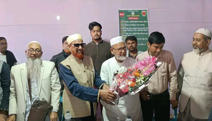 নিয়ামতপুরে বিজয়ী প্রার্থী পেলেন পারজিত প্রার্থীর ফুলেল শুভেচ্ছা