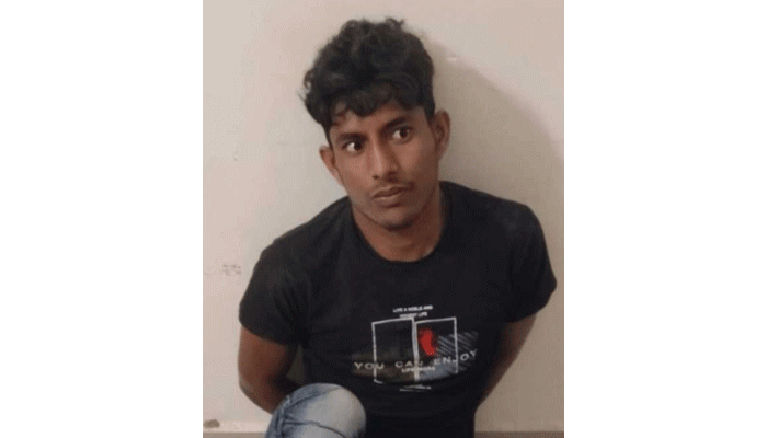 চাঁপাইনবাবগঞ্জ সীমান্তে গরু চোরাচালান করতে গিয়ে বিএসএফের হাতে আটক বাংলাদেশি যুবক