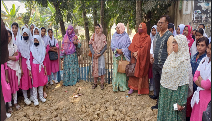 তানোরে কাঁটাতারের বেড়া দিয়ে  স্কুলের প্রবেশপথ বন্ধ, ক্লাস না করে ফিরে গেলো শিক্ষার্থীরা
