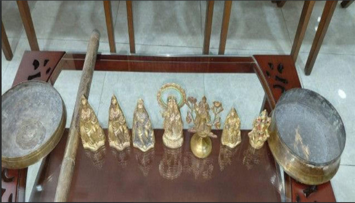 নওগাঁয় পুকুরে মাছ ধরার সময় সাতটি ছোট মূর্তি ও দুইটি বাটি উদ্ধার