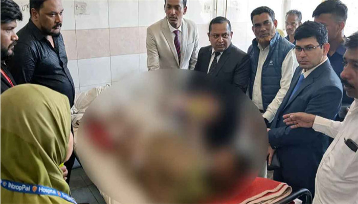 পুলিশের মিসফায়ারে গুলিবিদ্ধ দিনমজুরকে দেখতে হাসপাতালে রিটার্নিং কর্মকর্তা