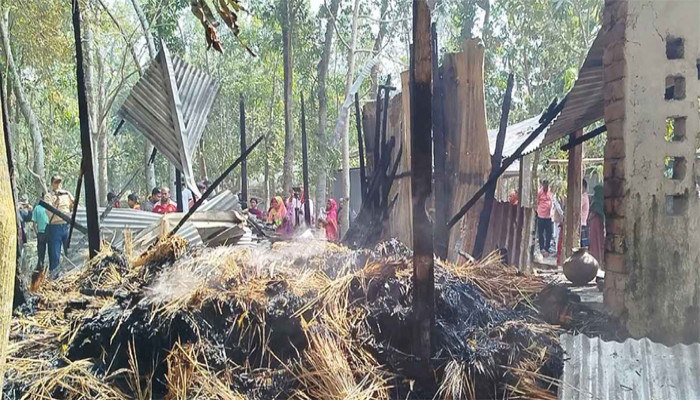 নড়াইলে বিএনপি নেতার বাড়িতে পেট্রোল বোমা হামলা, ব্যাপক ক্ষয়ক্ষতি