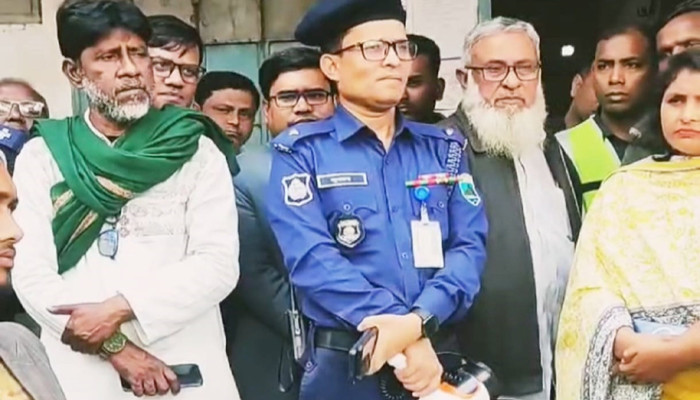 বদলগাছীতে বিদ্যালয় অবরোধ: অফিস সহায়কের বিরুদ্ধে শিক্ষার্থী উত্ত্যক্তের অভিযোগ, বহিষ্কারের আশ্বাস