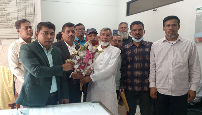 রাসিকের কর আদায়কারী লুৎফর রহমানের অবসরজনিত বিদায় সংবর্ধনা অনুষ্ঠিত