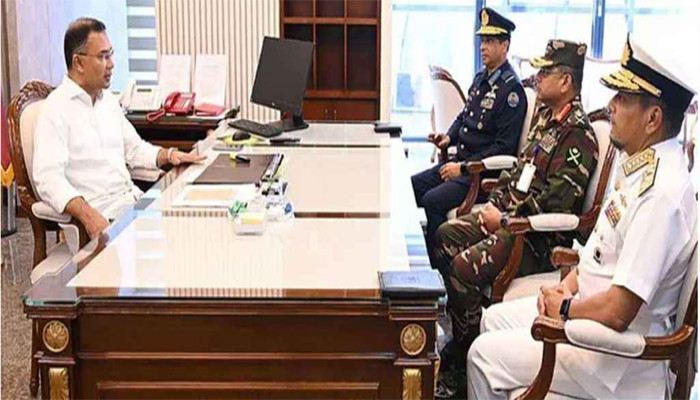 প্রধানমন্ত্রীর সঙ্গে তিন বাহিনীর প্রধানের সাক্ষাৎ