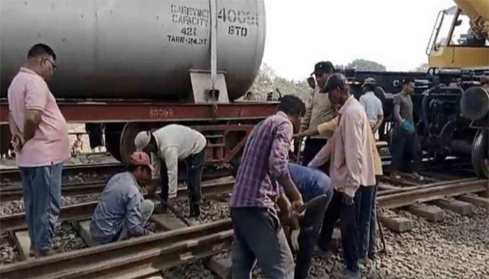 চাঁপাইনবাবগঞ্জে তেলবাহী ট্রেনের ওয়াগন লাইনচ্যুত