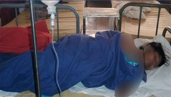 নাটোরের গুরুদাসপুরে নাতনিকে ধাক্কা দিয়ে সরিয়ে দুর্বৃত্তের ছোড়া অ্যাসিডে পুড়লেন বৃদ্ধা