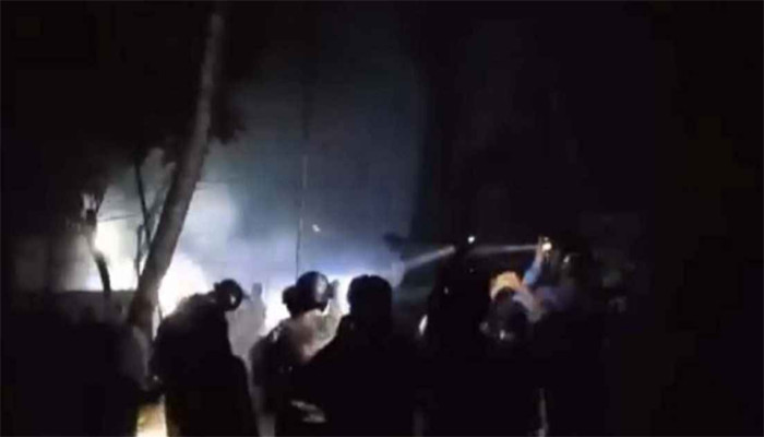 মাদারীপুরে টর্চলাইট জ্বালিয়ে সংঘর্ষ, ৪ ঘণ্টায় শতাধিক হাতবোমা বিস্ফোরণ