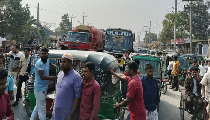 চাঁদা বন্ধের দাবীতে ঢাকা-ময়মনসিংহ মহাসড়ক অবরোধ