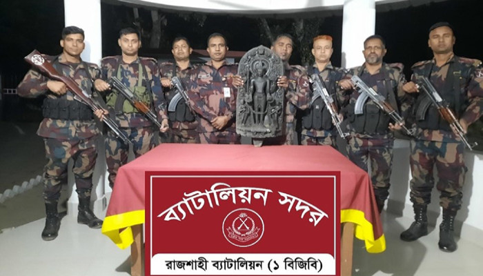 ভারতে পাচারকালে রাজশাহীতে দূর্লভ কষ্টি পাথরের মুর্তি জব্দ বিজিবি