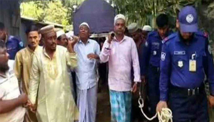 মায়ের মৃত্যুর ২ দিন পর বাবারও মৃত্যু, আবারও প্যারোলে মুক্তি নিয়ে জানাজায় দুই ভাই