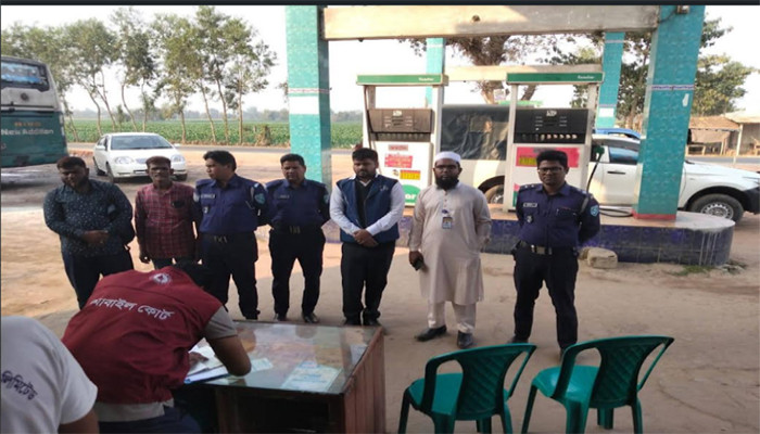 রাণীশংকৈলে মিটারে কারচুপি ধরা পড়ল: ভ্রাম্যমাণ আদালতের অভিযানে ফিলিং স্টেশনকে ২০ হাজার টাকা জরিমানা