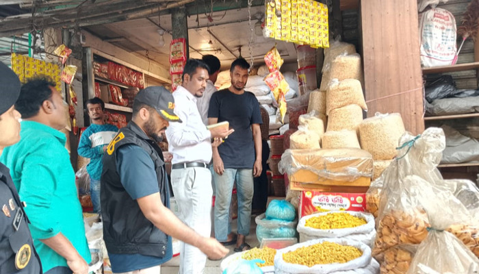 র‌্যাব-৭ এর ভ্রাম্যমাণ আদালত: ৪ প্রতিষ্ঠানকে ৩ লাখ ৬৭ হাজার টাকা জরিমানা