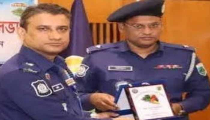 গোদাগাড়ী মডেল থানার ওসি হাসান বাসির পুরস্কৃত
