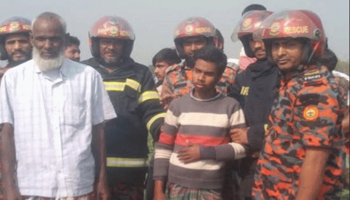 তানোরে বিদ্যুতের খুঁটিতে উঠ বাকপ্রতিবন্ধী কিশোরের আত্মহত্যার চেষ্টা