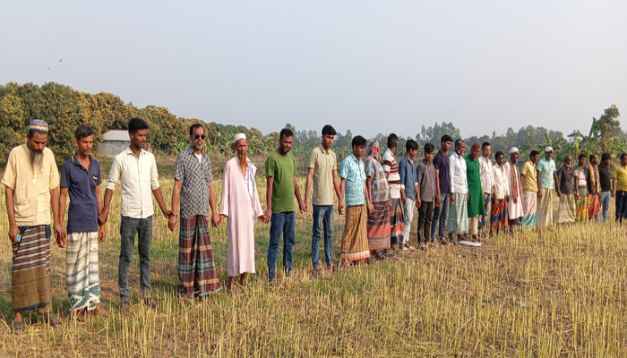 সিংড়ায়  কৃষকের জমির সরিষা কেটে নেওয়ার প্রতিবাদে মানববন্ধন