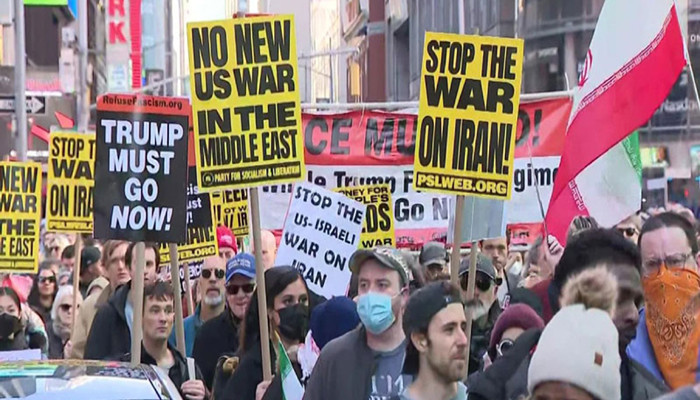 ইরানে সামরিক হামলার প্রতিবাদে নিউ ইয়র্কের টাইমস স্কয়ার বিক্ষোভে উত্তাল