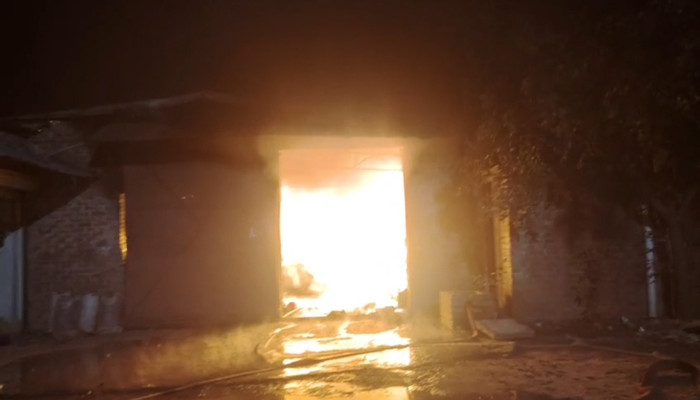 রাজশাহী নগরীতে পলাশ ট্রেডার্সের গোডাউনে আগুন; পানির অভাবে প্রায় ৫০ লাখ টাকার মালামাল পুড়ে ছাই