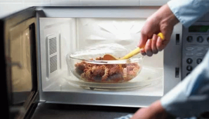 রোজের রান্নায় মাইক্রোওয়েভের ব্যবহার কি অজান্তেই ক্যানসারের ঝুঁকি বাড়ায়?