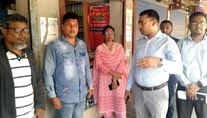 পুঠিয়ায় ৩ সার ব্যবসায়ীকে জরিমানা