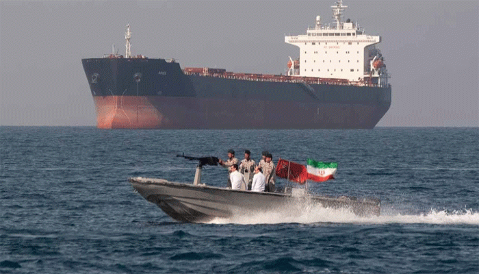 হামলার আশঙ্কায় প্রায় ৭০০ ট্যাঙ্কার দাঁড়িয়ে রয়েছে হরমুজ প্রণালীতে!