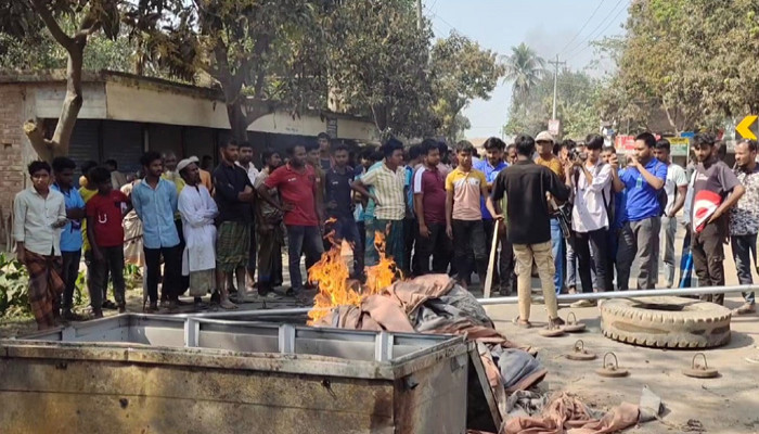 নওগাঁয় সড়ক দুর্ঘটনায় শিক্ষকের মৃত্যুতে উত্তেজনা, মহাসড়ক অবরোধ