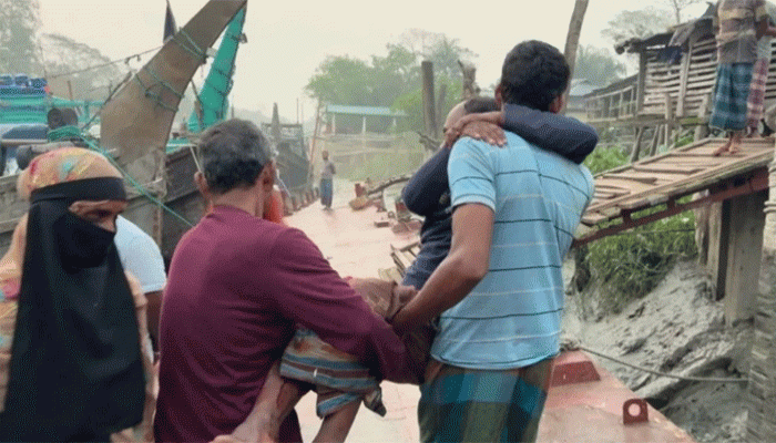 মাছ ধরাকে কেন্দ্র করে বঙ্গোপসাগরে জেলেদের মধ্যে সংঘর্ষে আহত ৪, নিখোঁজ ২