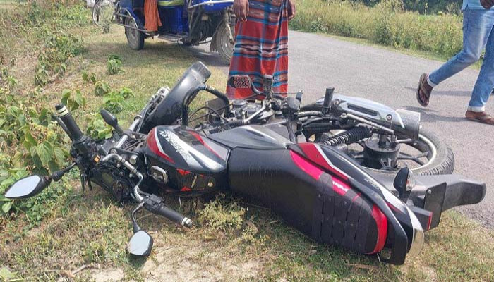 ধামরাইয়ে মোটরসাইকেল–সাইকেলের সংঘর্ষে পুলিশ কনস্টেবলসহ দুইজন নিহত