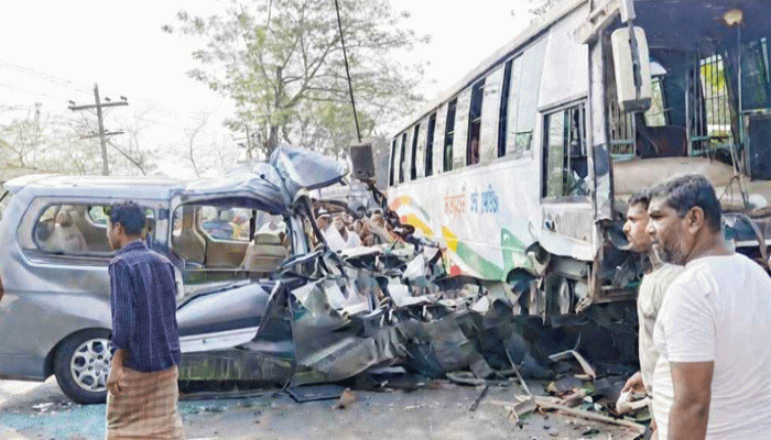 বরিশালে বাস-মাইক্রোবাসের মুখোমুখি সংঘর্ষে নিহত ২