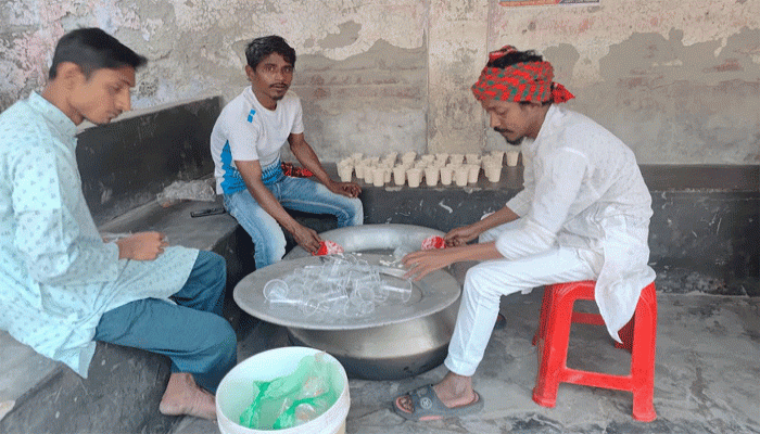 স্বল্প আয়ের চাকরি করেও ব্যতিক্রম উদ্যোগ: ৫১ কেজি দুধের পায়েস রোজাদারদের মাঝে বিতরণ