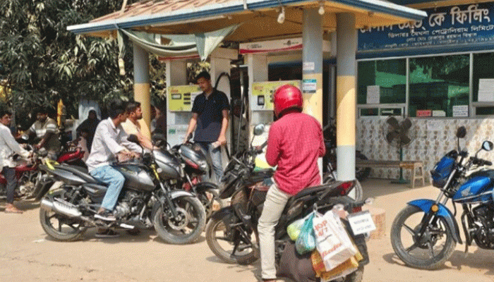 জ্বালানি সংকট আতঙ্কে ফিলিং স্টেশনগুলোতে উপচে পড়া ভিড়