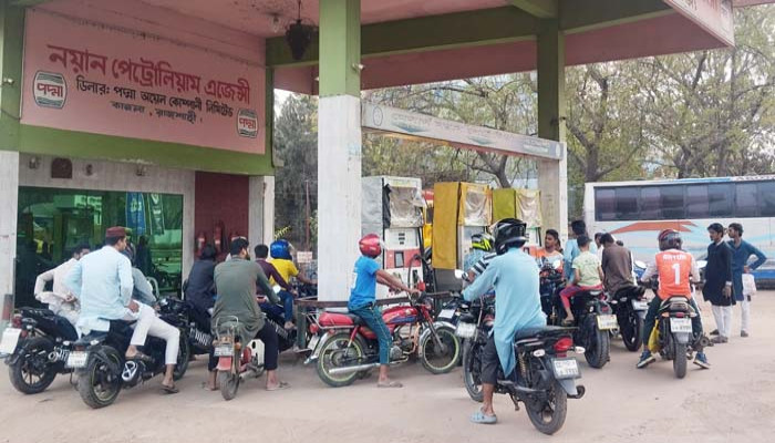 মধ্যপ্রাচ্যে যুদ্ধ পরিস্থিতির খবরে রাজশাহীর পেট্রোল পাম্পগুলোতে ভিড়