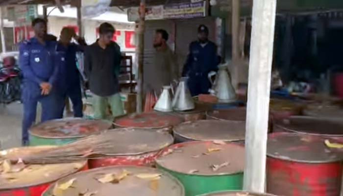 পুঠিয়ায় জ্বালানি তেলের সংকট মোকাবেলা বাজার মনিটরিং