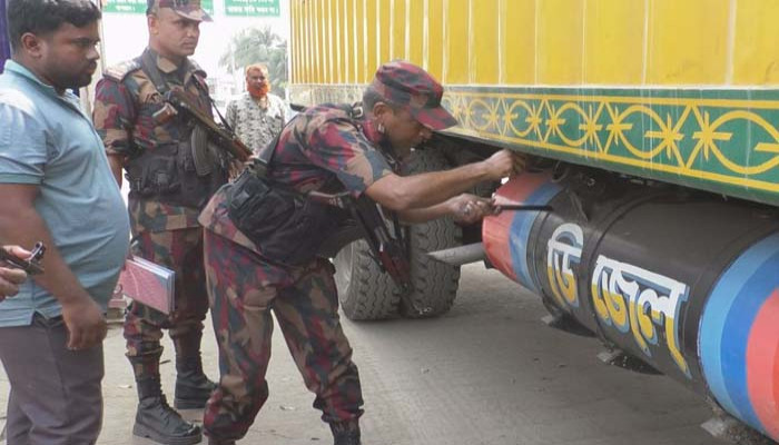 মধ্যপ্রাচ্যের যুদ্ধ পরিস্থিতি: সাতক্ষীরা সীমান্তে জ্বালানি পাচার ঠেকাতে বিজিবির সতর্কতা বৃদ্ধি
