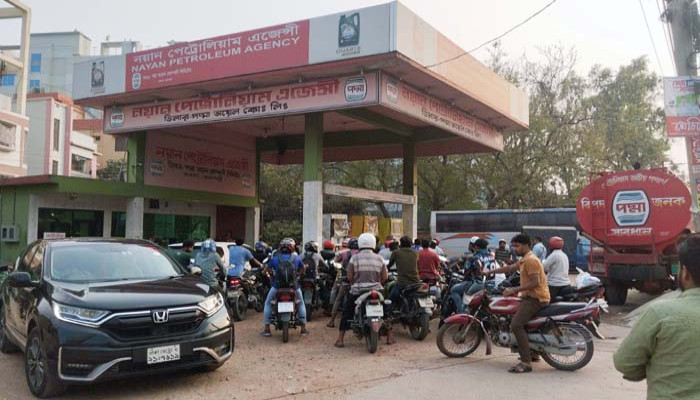 রাজশাহীতে ফিলিং স্টেশনে দীর্ঘ লাইন পুলিশের উপস্থিতিতে তেল বিক্রি