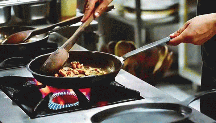 নিত্যদিন নন-স্টিকের ফ্রাইপ্যানে রান্না করেন, বিপদ এড়াতে এই ভুলগুলো করবেন না