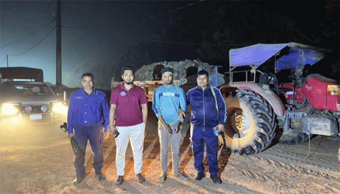 চাঁপাইনবাবগঞ্জে পদ্মা নদী থেকে অবৈধভাবে মাটি উত্তোলন, ভ্রাম্যমান আদালতের অভিযান