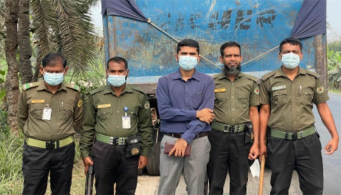 পুঠিয়ায় ভ্রাম্যমান আদালতের অভিযান