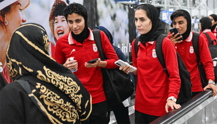 সিদ্ধান্ত পাল্টে ইরানে ফিরছেন নারী ফুটবলার