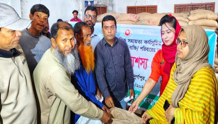 দুর্গাপুরে ঈদুল ফিতর উপলক্ষে পৌরসভার ৩০৮৫ পরিবার পেল বিনামূল্যে চাল