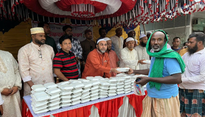 দুর্গাপুরে পথচারী ও অসহায়দের মাঝে স্বচ্ছ প্রেসক্লাবের ইফতার বিতরণ