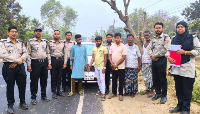 রাজশাহীতে প্রাইভেট কারে গোপন চেম্বার থেকে ২১৫ বোতল মাদক সিরাপ উদ্ধার, গ্রেপ্তার ২
