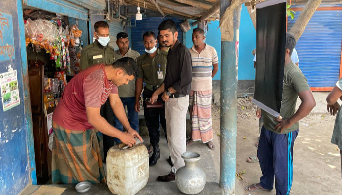 পুঠিয়ায় বেশি দামে পেট্রোল বিক্রি করায় ব্যবসায়ীকে জরিমানা