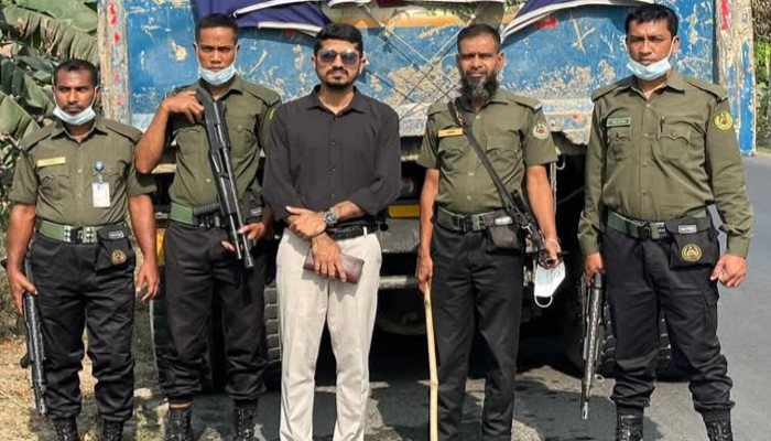 পুঠিয়ায় সড়কে শৃঙ্খলা ফেরাতে অভিযান